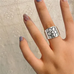 2022 New Korean Style Flower Rings for Women Punk Trendy Vintage Plum Blossom Ring Small Daisy Flower Rings Party Couple Rings