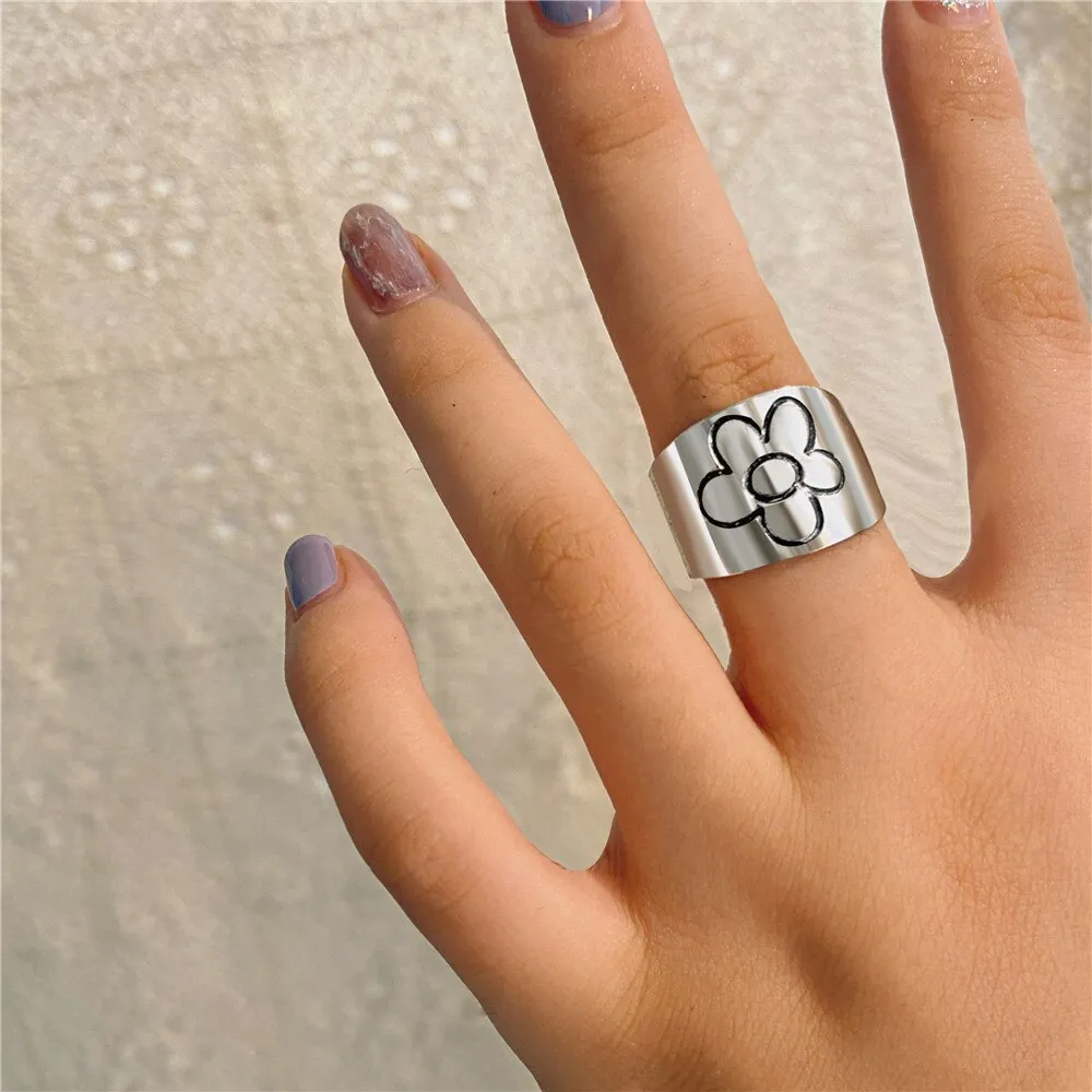 2022 New Korean Style Flower Rings for Women Punk Trendy Vintage Plum Blossom Ring Small Daisy Flower Rings Party Couple Rings