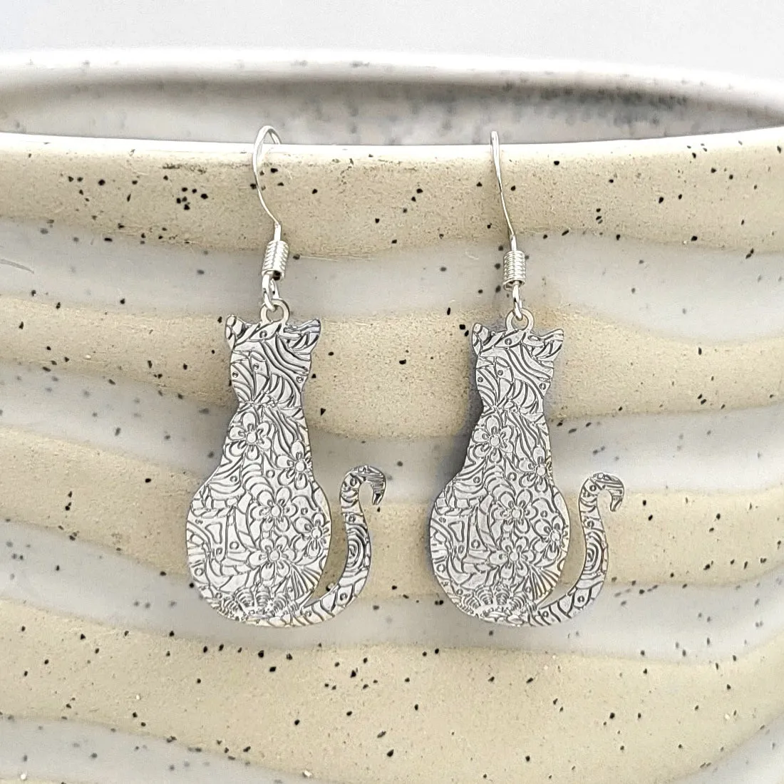 BESHEEK Filigree Embossed Kitty Cat Dangle Earrings | Hypoallergenic Boho Kitchsy Artistic Animal Cute Style Fashion Earrings