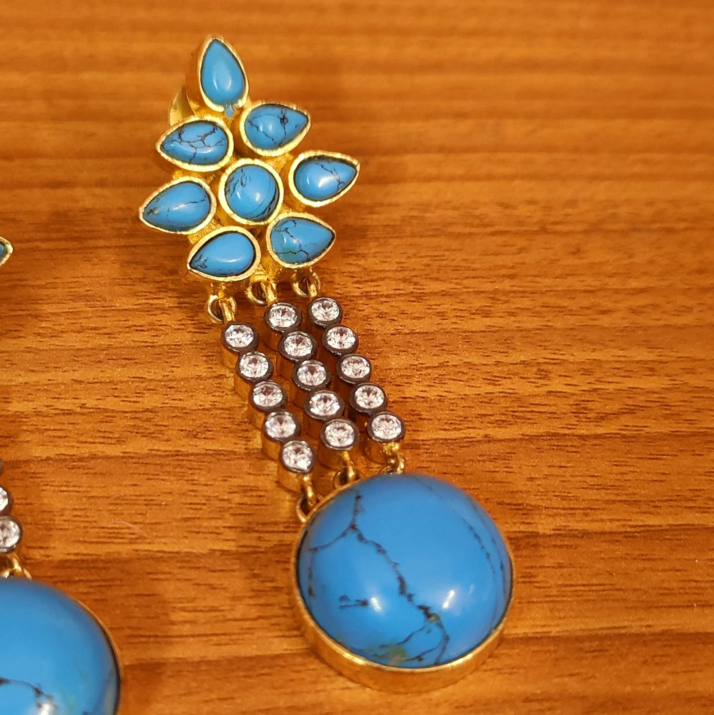 TURQOISE DIAMOND LOOK SUGNITY DANGLERS